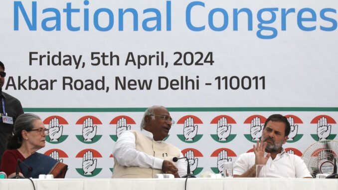 El presidente del Congreso Nacional Indio, Mallikarjun Kharge (C), con los principales líderes del partido Sonia Gandhi (izquierda) y Rahul Gandhi (derecha), durante la publicación del manifiesto electoral del Partido del Congreso en el Oficina del partido en Nueva Delhi, India, 5 de abril de 2024. El partido Congreso Nacional Indio publicó su manifiesto electoral para las próximas elecciones generales de 2024. (Nueva Delhi) EFE/EPA/RAJAT GUPTA
