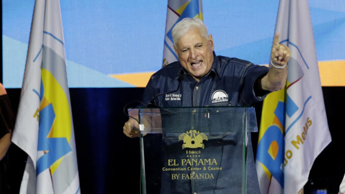 Fotografía de archivo del expresidente panameño Ricardo Martinelli hablando ante sus simpatizantes en Ciudad de Panamá (Panamá). EFE/ Bienvenido Velasco
