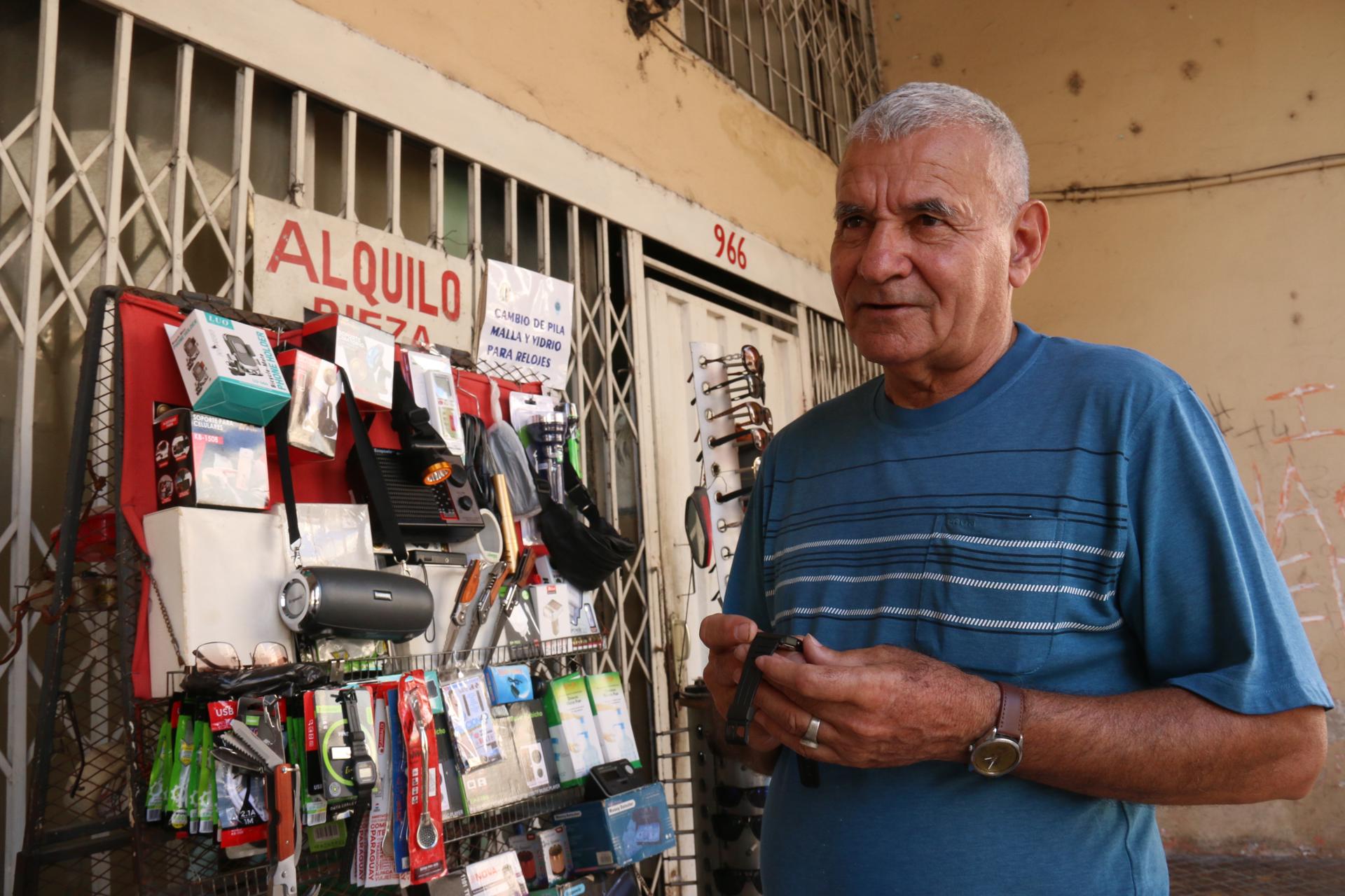 Un hombre vende artículos este viernes en Asunción (Paraguay). EFE/ Nina Osorio
