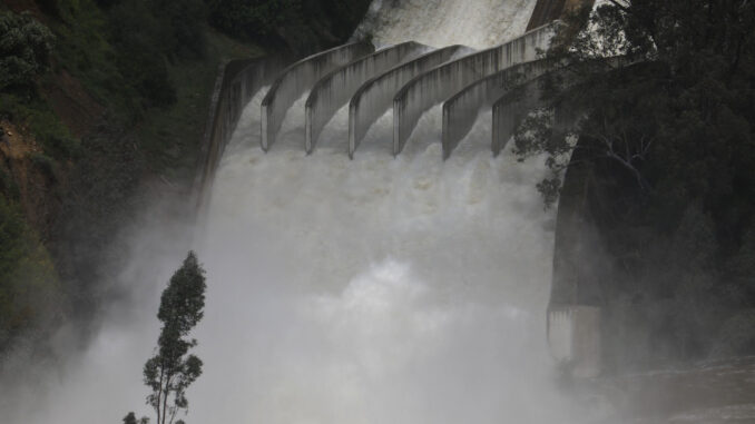 Vista del embalse del Guadalmellato desembalsando agua hoy lunes tras alcanzar 87 por ciento de sus 146 hectómetros cúbicos de capacidad . EFE/ Juan García-Chicano
