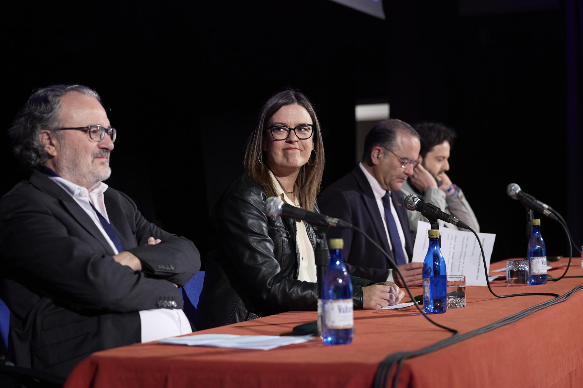 El presidente de la FAPE, Miguel Ángel Noceda (i); la consejera portavoz de la Junta de Comunidades de Castilla-La Mancha, Esther Padilla (2i); el alcalde de Talavera, José Julián Gregorio (3i), y el periodista Iván López (d) inauguran la LXXXIII Asamblea General de la FAPE. EFE/Manu Reino
