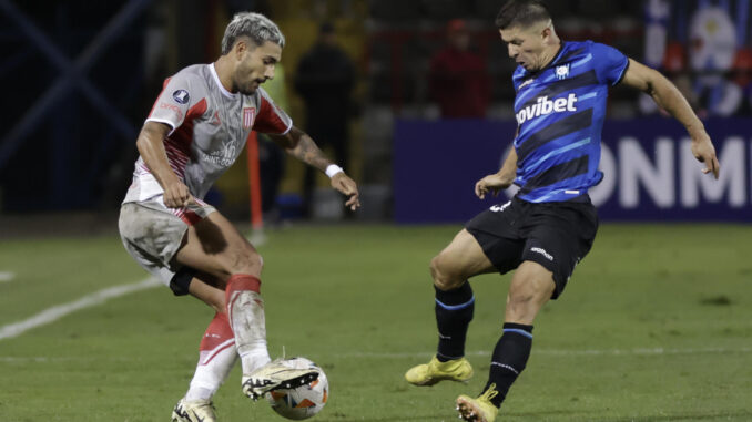 Cris Martínez (d) de Huachipato disputa el balón con Eros Mancuso de Estudiantes en un partido de la fase de grupos de la Copa Libertadores entre Huachipato y Estudiantes. EFE/ Esteban Paredes Drake
