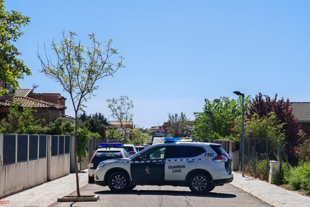 Agentes de la Guardia Civil controlan este sábado la entrada la urbanización Medina Azahara en la localidad de Chiloeches en Guadalajara donde un matrimonio y su hija han aparecido muertos con signos de violencia. EFE/ Pepe Zamora