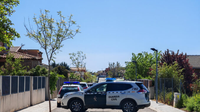 Agentes de la Guardia Civil controlan este sábado la entrada la urbanización Medina Azahara en la localidad de Chiloeches en Guadalajara donde un matrimonio y su hija han aparecido muertos con signos de violencia. EFE/ Pepe Zamora
