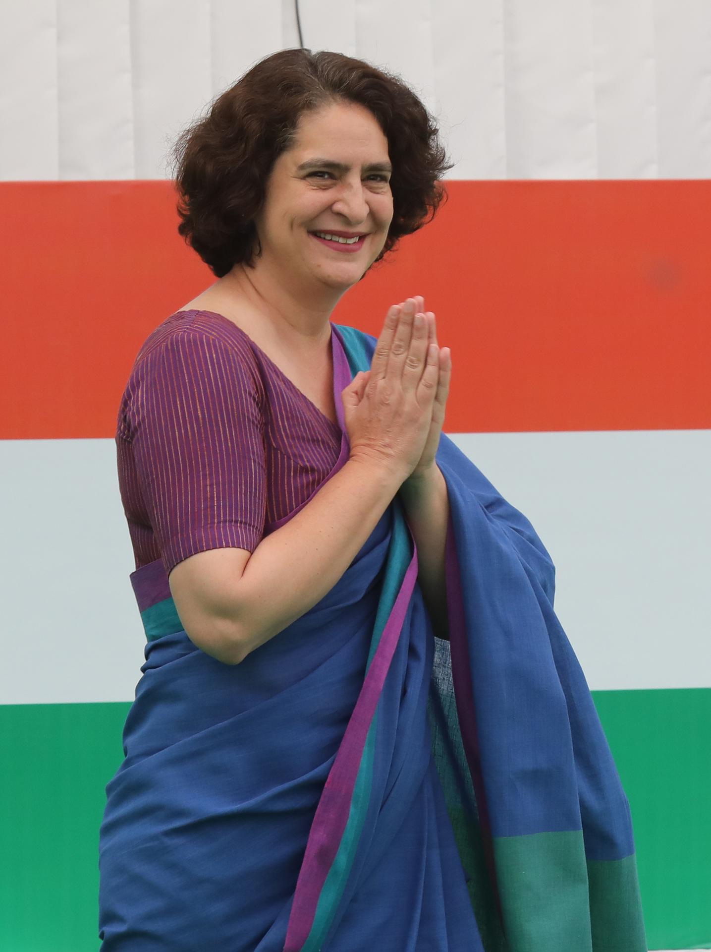 Priyanka Gandhi, líder del partido Congreso Nacional Indio, llega durante la publicación del manifiesto electoral del Partido del Congreso a la oficina del partido en Nueva Delhi, India, 05 de abril de 2024. El partido Congreso Nacional Indio publicó su manifiesto electoral para las próximas elecciones generales de 2024. (Nueva Delhi) EFE/EPA/RAJAT GUPTA
