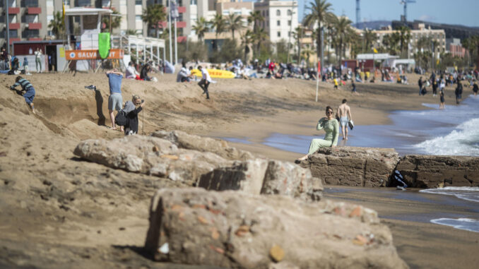 Fotografía de la playa de Sant Sebastià donde el temporal de los pasados días se ha llevado parte de la playa y ha dejado al descubierto muros, rocas y tuberías este lunes, en Barcelona. EFE/ Marta Pérez
