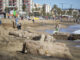 Fotografía de la playa de Sant Sebastià donde el temporal de los pasados días se ha llevado parte de la playa y ha dejado al descubierto muros, rocas y tuberías este lunes, en Barcelona. EFE/ Marta Pérez