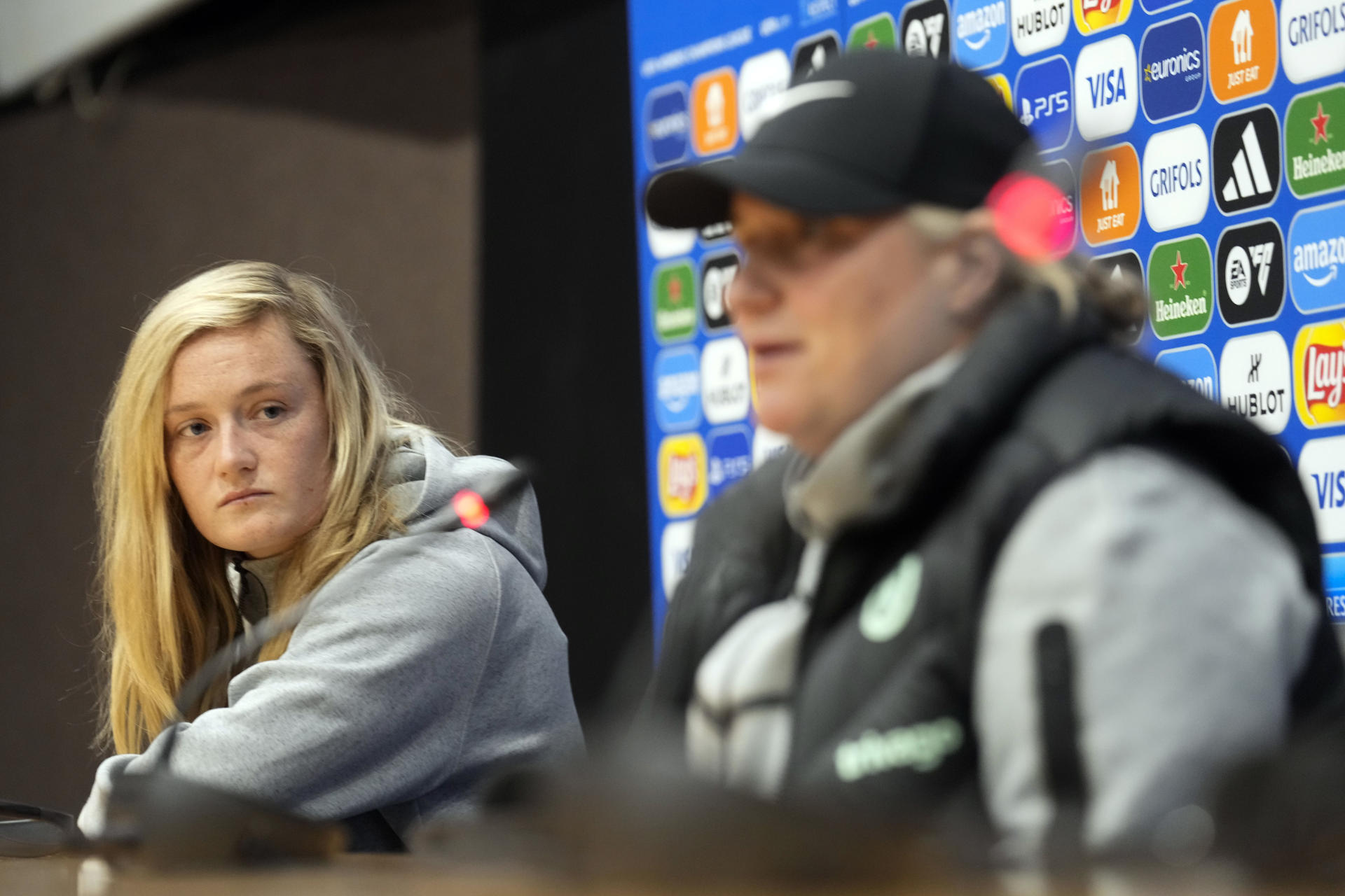 La entrenadora del Chelsea FC, Emma Hayes, y la jugadora Erin Cuthbert (i), durante la rueda de prensa que ha ofrecido este viernes en el Estadio Olímpico Lluis Companys, donde mañana disputarán el partido de ida de semifinales de la Liga de Campeones contra el FC Barcelona. EFE/ Enric Fontcuberta.
