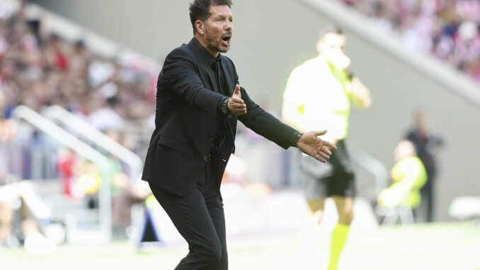 El entrenador argentino del Atlético de Madrid Diego Simeone, durante el partido de la jornada 31 de LaLiga EA Sports entre el Atlético de Madrid y el Girona, este sábado en el estadio Cívitas Metropolitano en Madrid.-EFE/ Rodrigo Jiménez
