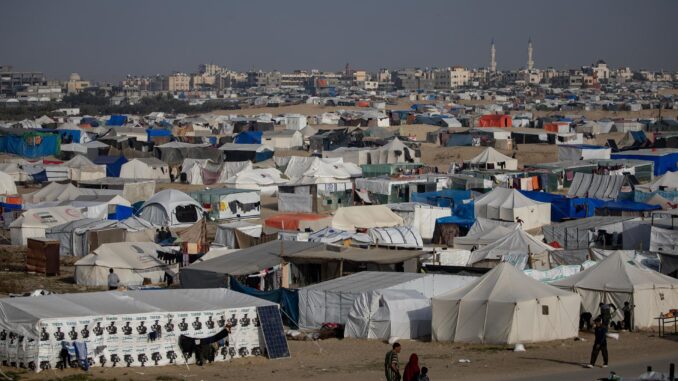 Imagen de archivo de un campamento de palestinos desplazados cerca de la frontera con Egipto, en Rafah, en el sur de la Franja de Gaza. EFE/Haitham Imad
