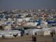 Imagen de archivo de un campamento de palestinos desplazados cerca de la frontera con Egipto, en Rafah, en el sur de la Franja de Gaza. EFE/Haitham Imad