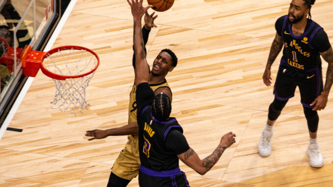 El jugador de los Toronto Raptors RJ Barrett tira a canasta frente a Anthony Davis de Los Angeles Lakers durante un partido en el Scotiabank Arena en Toronto (Canadá). EFE/ Julio César Rivas
