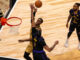 El jugador de los Toronto Raptors RJ Barrett tira a canasta frente a Anthony Davis de Los Angeles Lakers durante un partido en el Scotiabank Arena en Toronto (Canadá). EFE/ Julio César Rivas