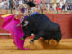 El diestro Tomás Rufo lidia al segundo de la tarde este miércoles, durante el festejo de la Feria de Abril celebrado en La Real Maestranza de Sevilla, con toros de Jandilla. EFE/ José Manuel Vidal