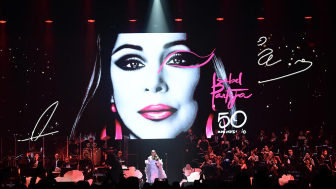 La cantante Isabel Pantoja durante el concierto que ha ofrecido hoy sábado en el Wizink Center de Madrid. EFE / Victor Lerena.
