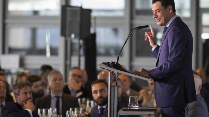 El presidente de la Junta de Andalucía, Juanma Moreno, durante su intervención hoy lunes en el almuerzo-coloquio organizado por el Círculo Empresarial de Málaga. EFE/ Álvaro Cabrera
