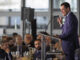 El presidente de la Junta de Andalucía, Juanma Moreno, durante su intervención hoy lunes en el almuerzo-coloquio organizado por el Círculo Empresarial de Málaga. EFE/ Álvaro Cabrera