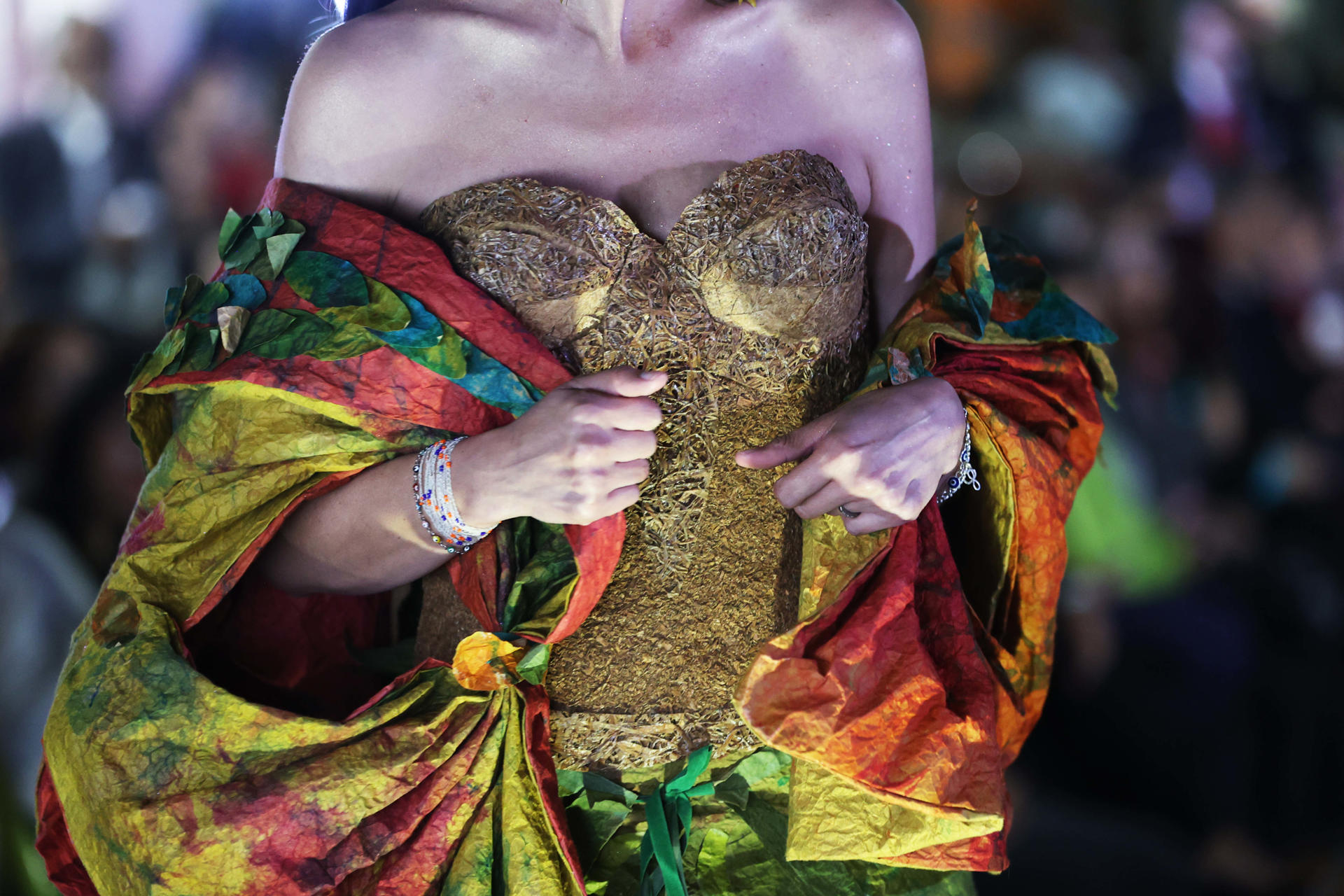 Detalle del vestido que desfila una modelo de la diseñadora, Marion Macedo, perteneciente a la colección "Habitat" el 18 de abril de 2024 en La Paz (Bolivia). EFE/Luis Gandarillas

