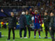 El entrenador del Barcelona, Xavi Hernández (i), y el defensa Ronald Araújo (2-d), durante el partido de vuelta de los cuartos de final de la Liga de Campeones que FC Barcelona y PSG en el estadio Olimpic Lluis Company. EFE/Alejandro García