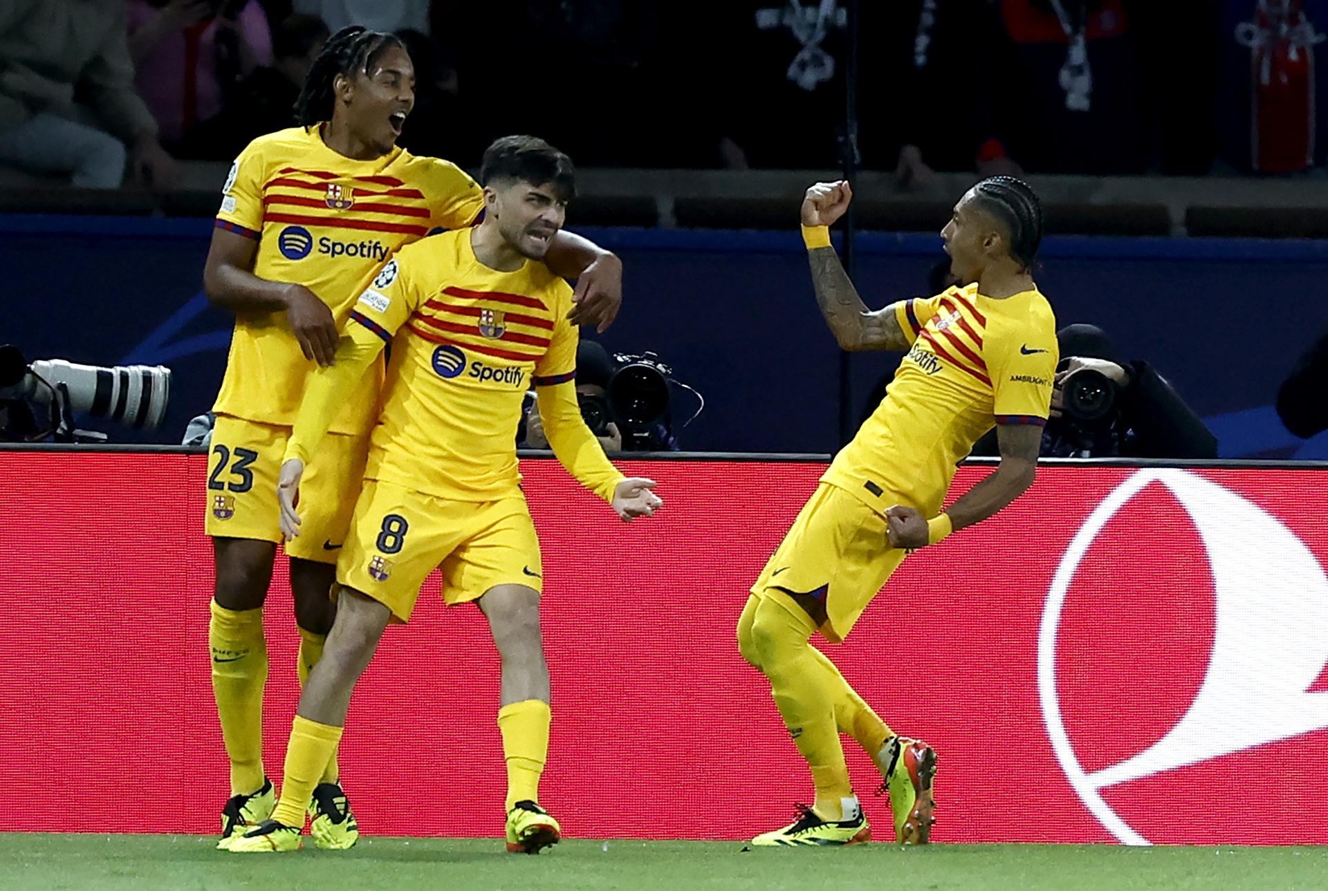 El jugador del Barcelona Raphinha (d) celebra con sus compañeros Jules Kounde (i) y Pedri después de marcar su segundo gol durante los cuartos de final de la Liga de Campeones entre el Paris Saint- Germain y FC Barcelona, en París. EFE/EPA/MOHAMMED BADRA
