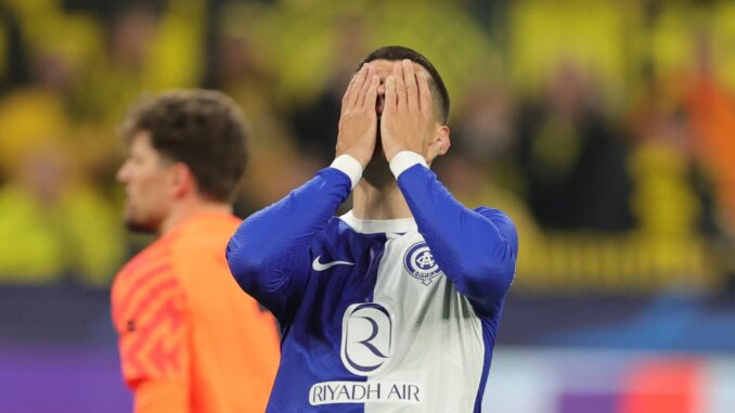 El delantero del Atlético Alvaro Morata lamenta una ocasión fallada durante el partido de vuelta de cuartos de final en Dortmund. EFE/EPA/FRIEDEMANN VOGEL
