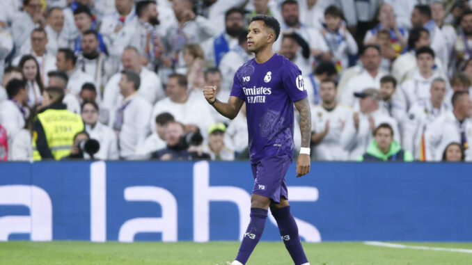 El delantero brasileño del Real Madrid Rodrygo Goes celebra su segundo gol durante el partido de la jornada 30 de LaLiga en el estadio Santiago Bernabéu, en Madrid. EFE/Mariscal
