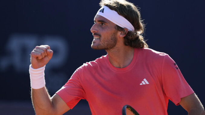 El tenista griego Stefanos Tsitsipas durante el partido contra el tenista argentino Facundo Díaz Acosta en los cuartos de final del Barcelona Open Banc Sabadell-Trofeo Conde de Godó. EFE/Alejandro García
