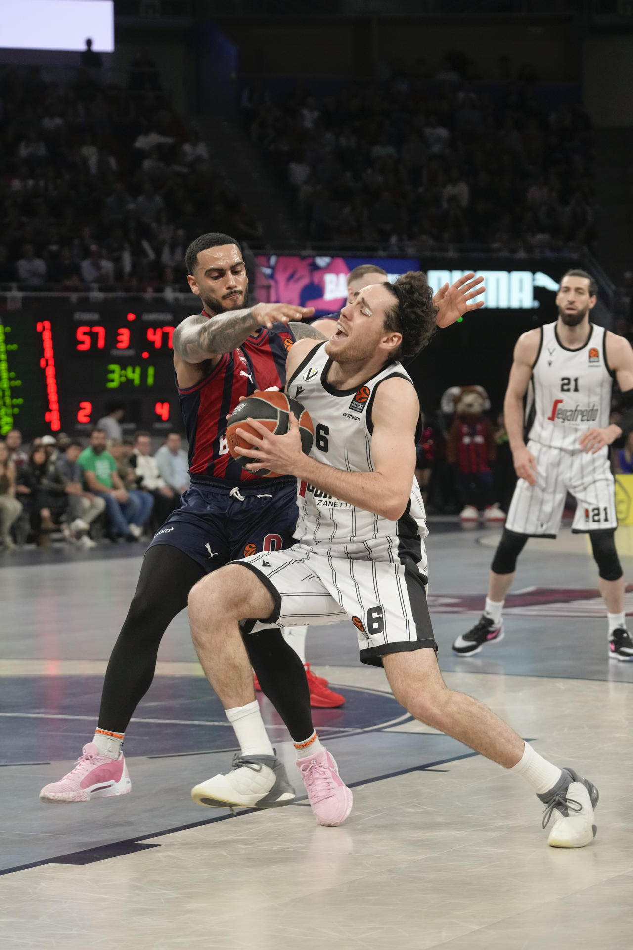 El base estadounidense del Baskonia Markus Howard (i) lucha con Alessandro Pajola, de la Virtus de Bolonia, durante el partido de play-in de la EuroLiga de baloncesto que Baskonia y Virtus de Bolonia disputan hoy viernes en el Buesa Arena, en Vitoria. EFE/ Adrián Ruiz Hierro
