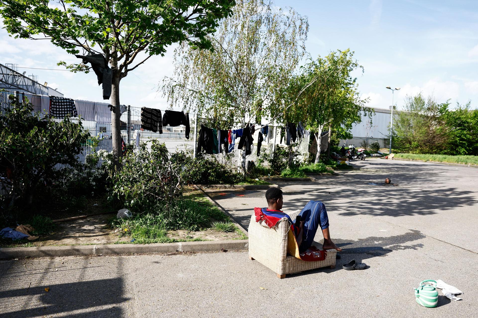 Un inmigrante descansa fuera de un edificio de oficinas abandonado en Vitry-sur-Seine, cerca de París, Francia, el 8 de abril de 2024 (publicado el 11 de abril de 2024). EFE/EPA/MOHAMMED BADRA
