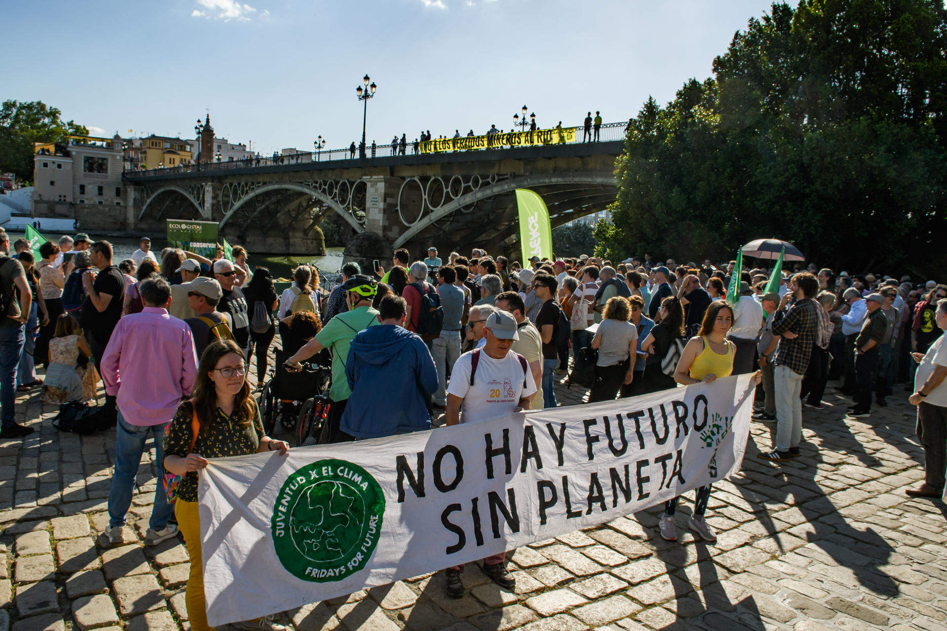 Pancarta desplegada en el Puente de Triana de Sevilla durante una concentración convocada por Ecologistas en Acción y Greenpeace contra los vertidos de aguas tóxicas al Guadalquivir procedentes de la Mina de Aznalcóllar, que ha tenido lugar en el Muelle de la Sal de la capital andaluza. EFE/ Raúl Caro
