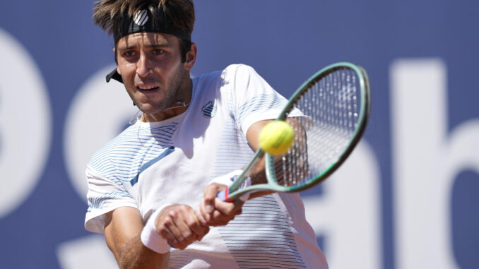 El tenista argentino Tomás Martín Etcheverry durante el partido contra el tenista británico Cameron Norrie en los cuartos de final del Barcelona Open Banc Sabadell-Trofeo Conde de Godó. EFE/Alejandro García
