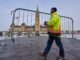 Un trabajador mueve una valla frente a la colina del parlamento, en una fotografía de archivo. EFE/EPA/Andre Pichette