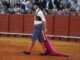 El diestro Manuel Escribano tras pasar por la enfermería se dispone a realizar su faena al último toro de la corrida celebrada hoy sábado en la plaza de toros La Maestranza de Sevilla. EFE / José Manuel Vidal.