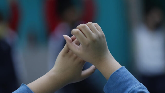 Imagen de archivo de las manos de un niño con diagnóstico y tratamiento del Trastorno del Espectro Autista (TEA) durante una clase de baile. EFE/Sáshenka Gutiérrez
