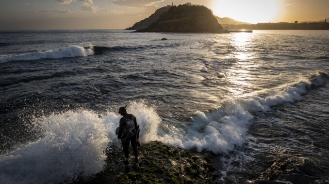 Un submarinista se detiene en la orilla a primera hora de este lunes en San Sebastián.EFE/Javier Etxezarreta
