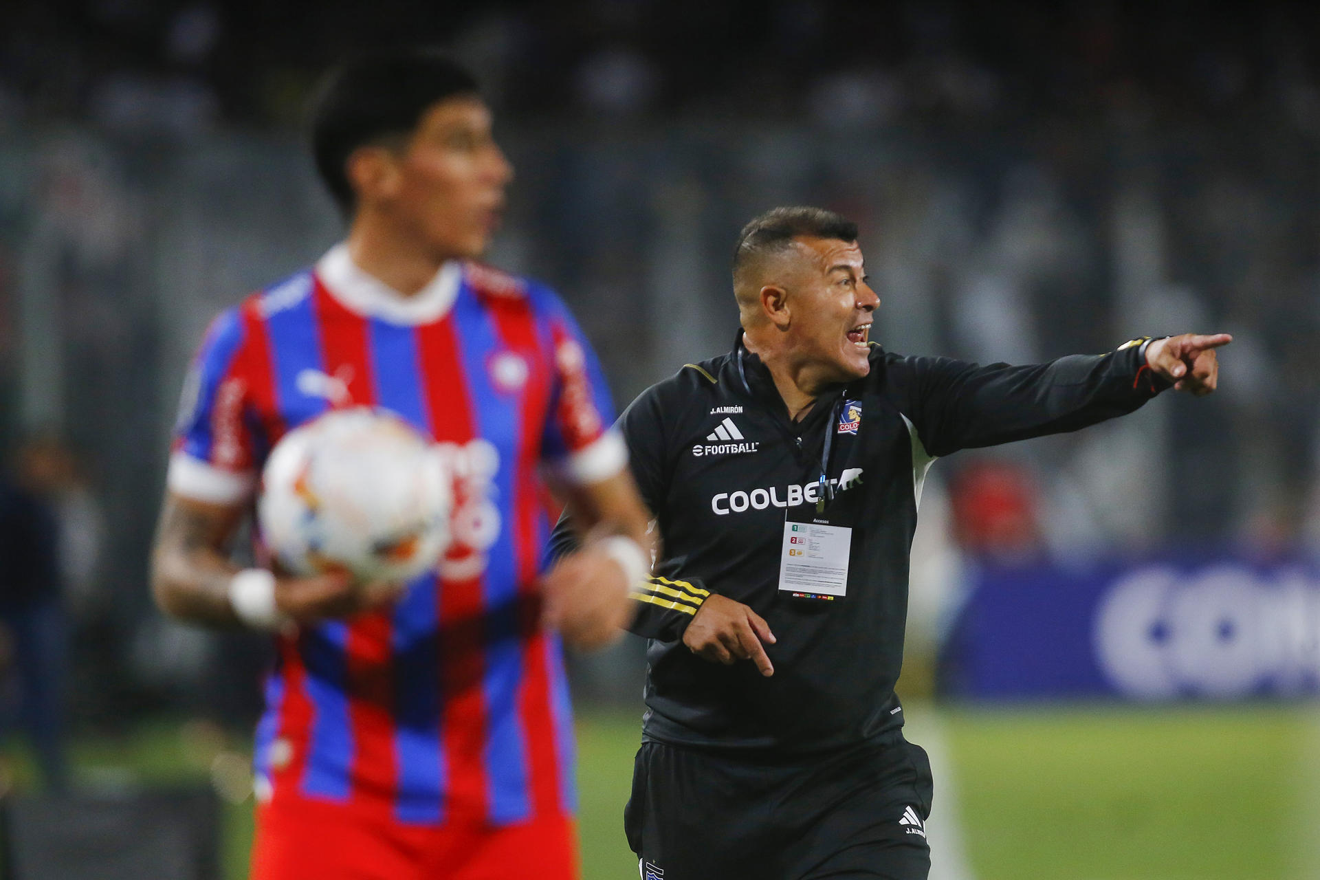 El entrenador Jorge Almirón de Colo Colo da intrucciones en un partido de la fase de grupos de la Copa Libertadores. EFE/ Esteban Garay
