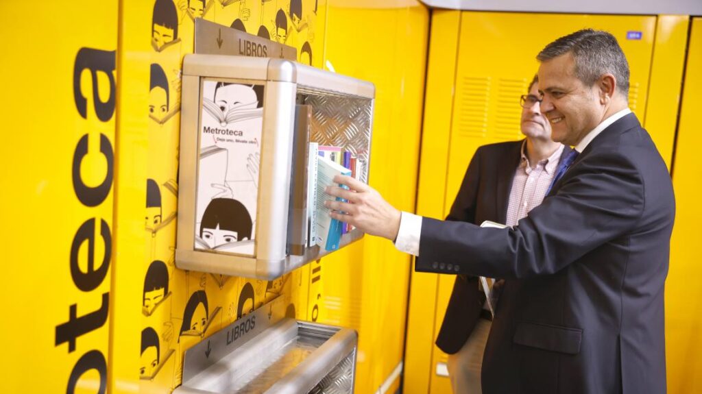 La Comunidad de Madrid transforma las antiguas papeleras del Metro en librerías para fomentar la lectura