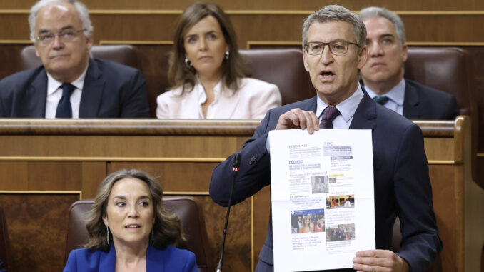 El líder del PP, Alberto Núñez Feijóo, interviene en la sesión de control al Ejecutivo este miércoles en el Congreso. EFE/ Mariscal
