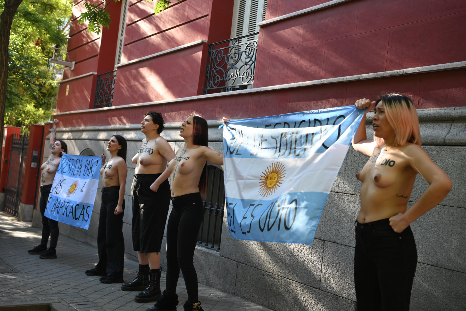 Activistas de FEMEN gritan consignas durante una protesta contra el presidente argentino frente a la residencia del embajador argentino, donde Milei celebró una reunión con empresarios españoles, en Madrid, España, el 18 de mayo de 2024. EFE/ Fernando Villar
