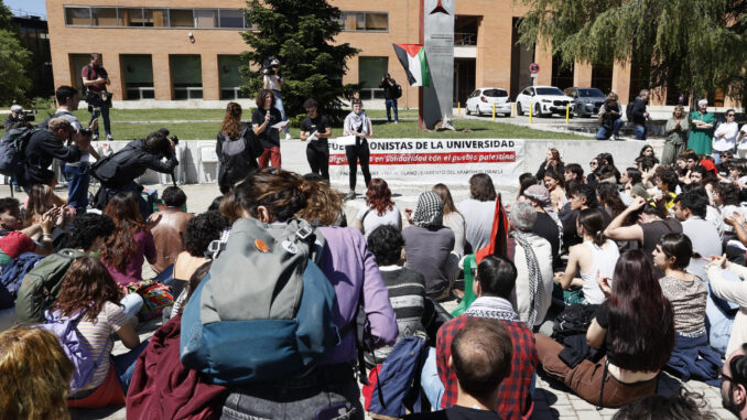 Varios universitarios participan en la asamblea abierta “La Uni se organiza por Palestina”, este martes en la Universidad Complutense de Madrid. EFE/ Fernando Alvarado
