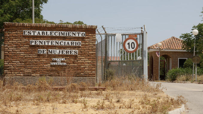 Entrada al Centro Penitenciario de Mujeres de Alcalá de Guadaíra (Sevilla) cuyo cierre para convertirla en un centro psiquiátrico penitenciario se ultima en estos días entre el rechazo de quienes, de una forma u otra, han participado del día a día de este lugar, que opinan que es una decisión tomada "desde el desconocimiento".EFE/José Manuel Vidal
