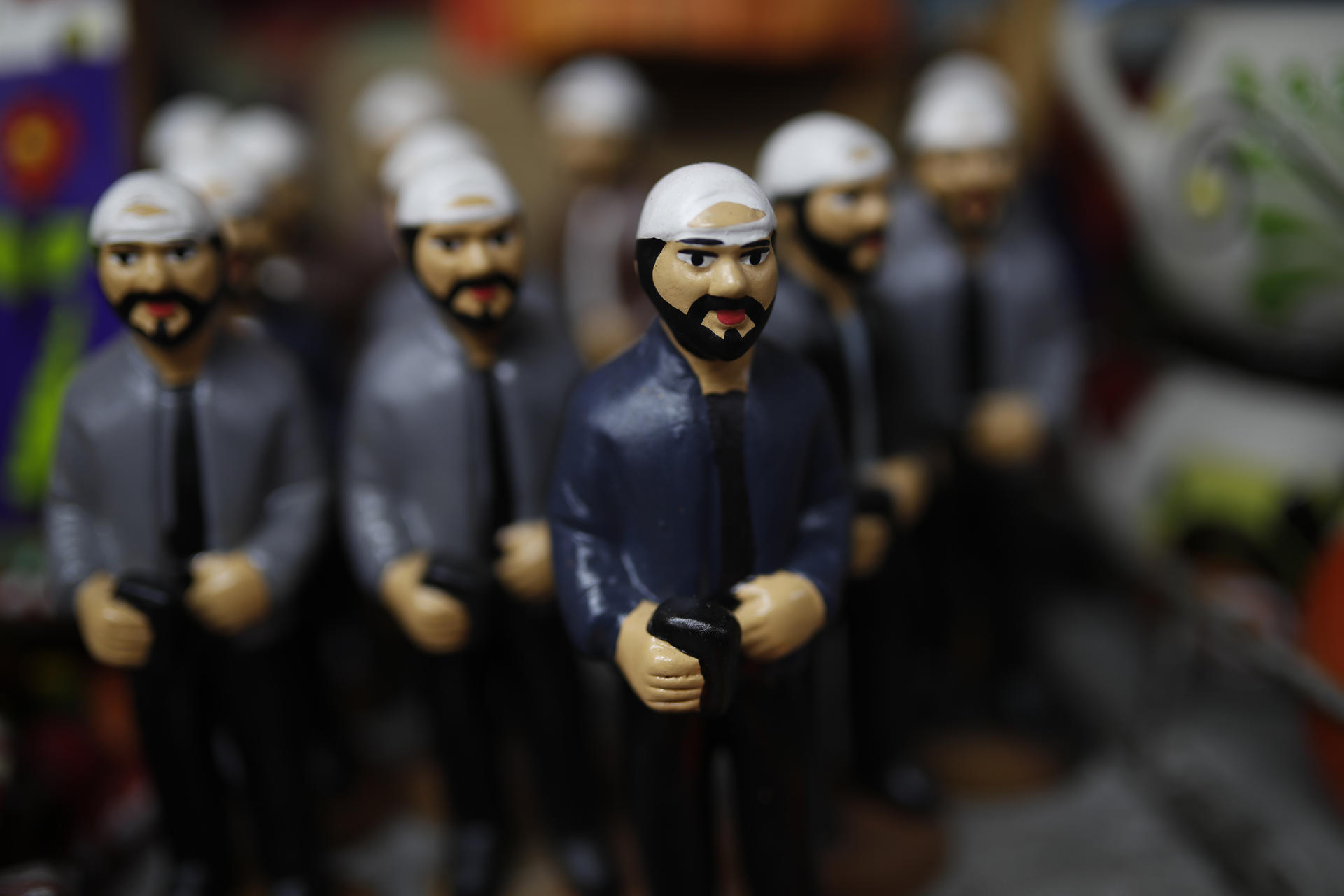 Fotografía de figuras alusivas al presidente Nayib Bukele, el 28 de mayo de 2024, en el mercado municipal Ex-Cuartel, en San Salvador (El Salvador). EFE/ Rodrigo Sura
