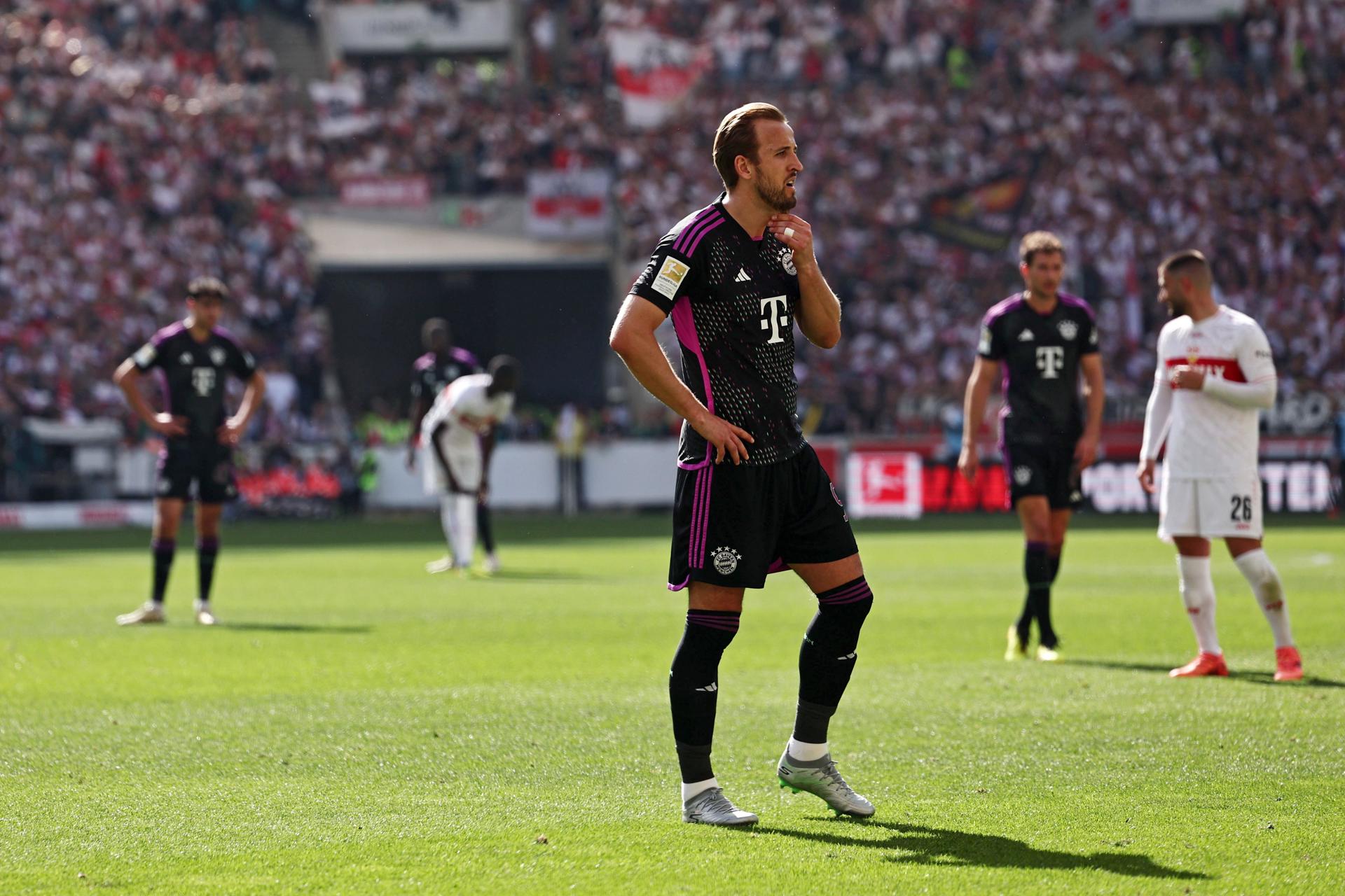 El jugador del Bayern Harry Kane se lamenta durante el partido de la Bundesliga que han jugado VfB Stuttgart y Bayern Munich en Stuttgart, Alemania. EFE/EPA/ANNA SZILAGYI
