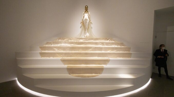 The 'Mermaid Bride', vestido diseñado por Callot Soeurs es exhibido en la exposición anual de moda en el Museo de Arte Metropolitano en Nueva York (EE.UU.). EFE/EPA/JUSTIN LANE
