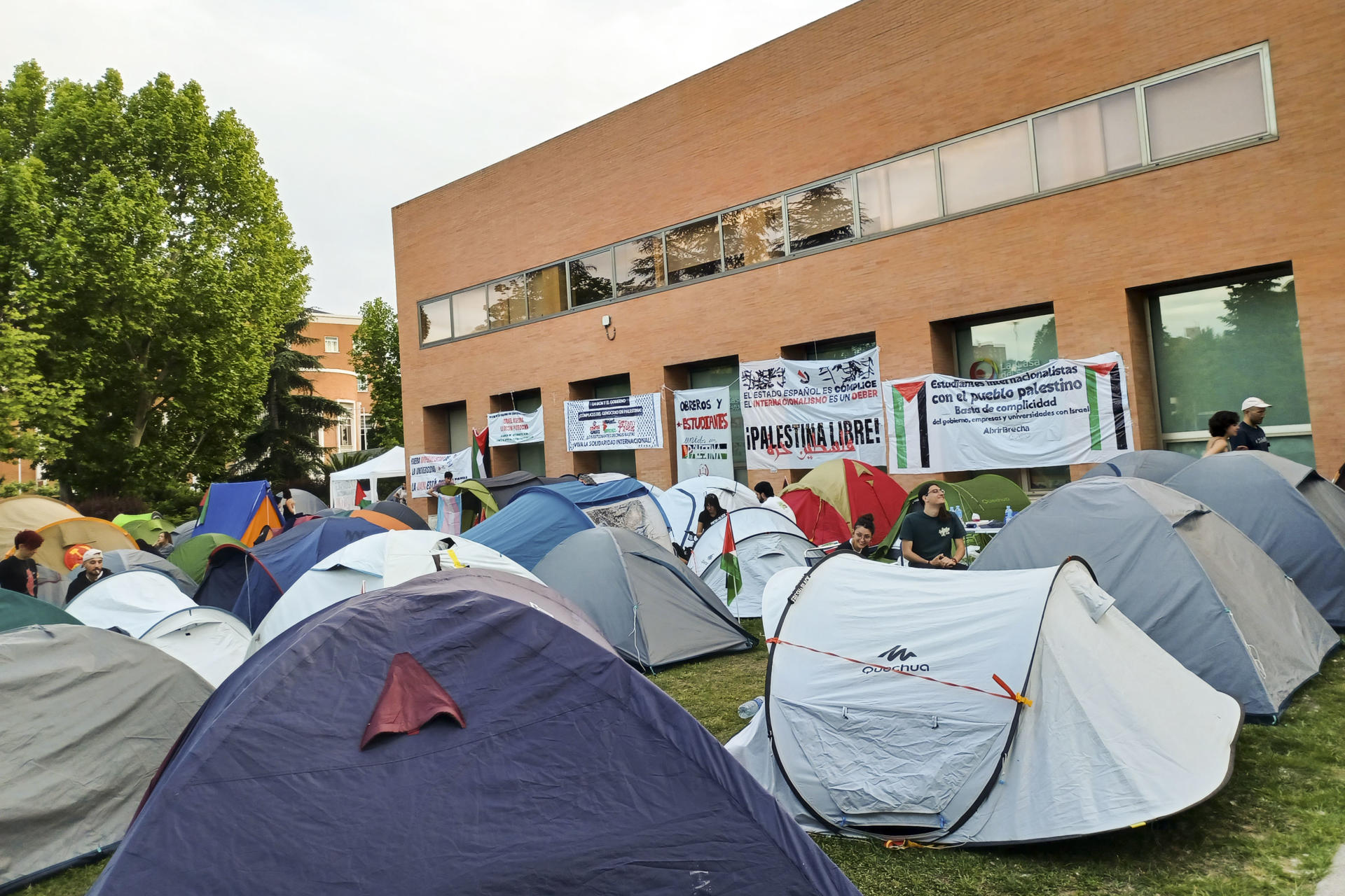 Imagen de este jueves de la acampada indefinida de estudiantes a favor de Palestina en la explanada de la Universidad Complutense, en Madrid. EFE/Juliana Leao-Coelho

