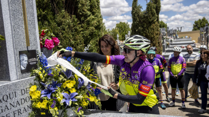 Marcha ciclista en honor a Federico Martín Bahamontes, organizada por el Real Velo Club Portillo y que discurrirá entre Madrid-Portillo-Toledo, este miércoles en Toledo. EFE/Ismael Herrero
