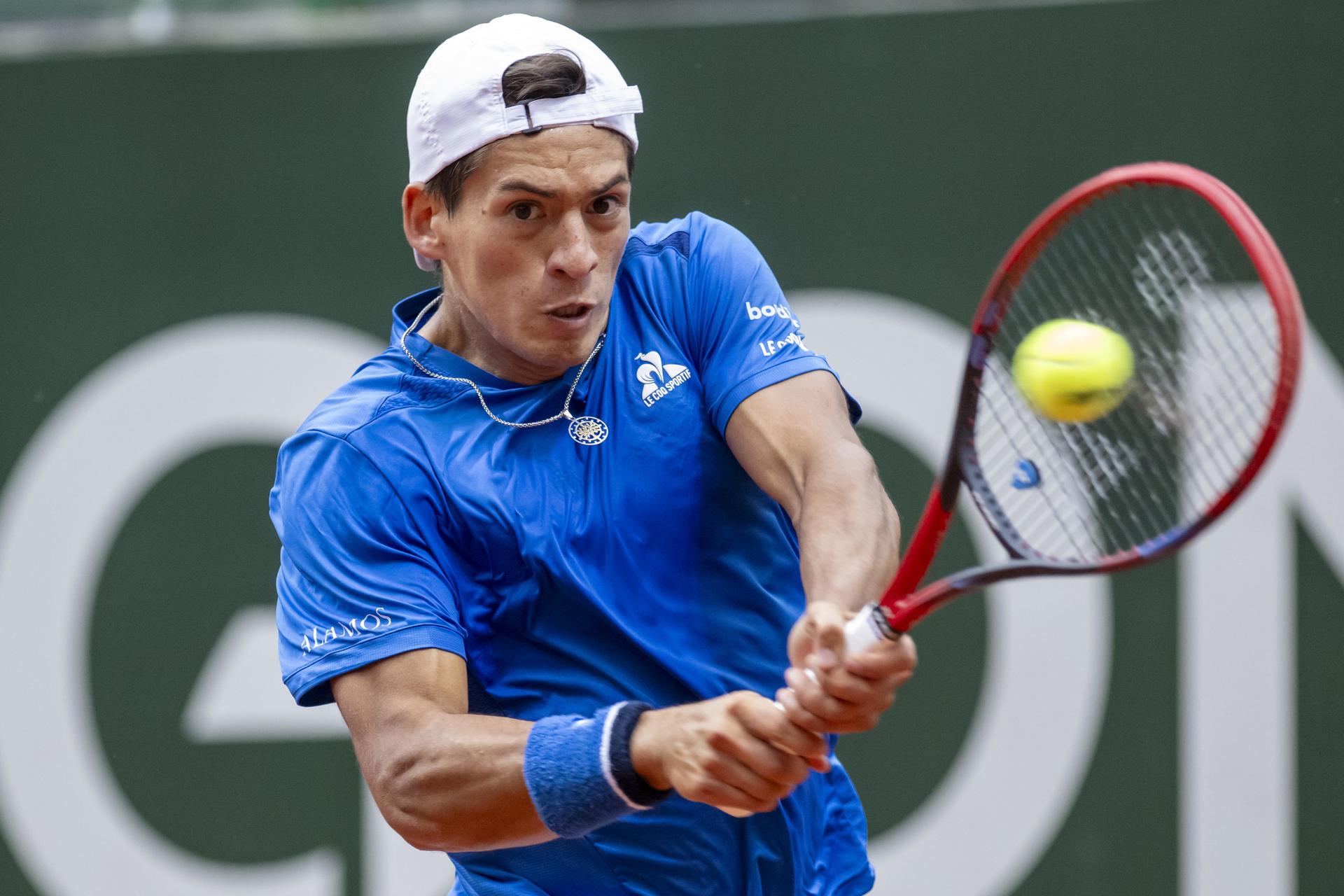 El argentino Sebastián Báez durante su partido de cuartos de final del torneo de Ginebra (Suiza) contra el noruego Casper Ruud. EFE/EPA/MARTIAL TREZZINI
