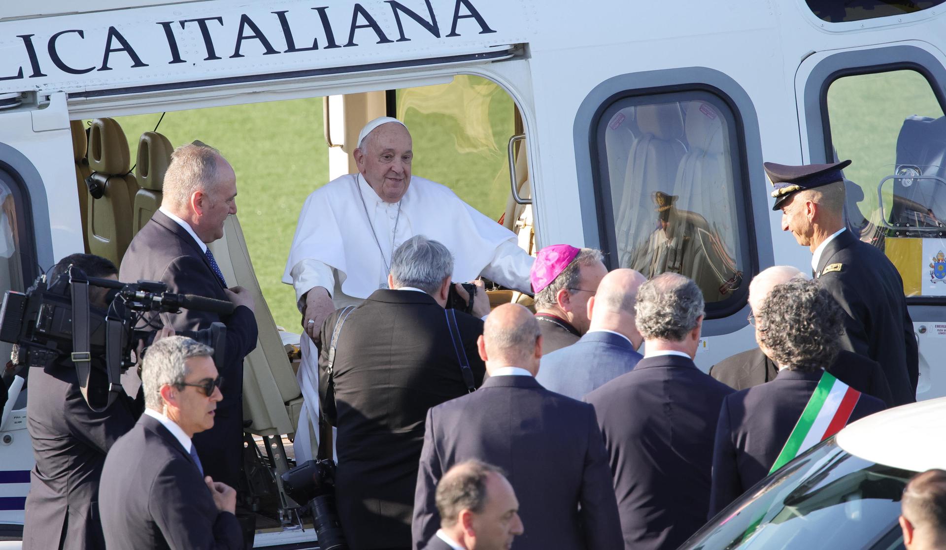 El papa Francisco desembarca del helicóptero a su llegada al estadio Bentegodi de Verona, Italia, el 18 de mayo de 2024. EFE/EPA/EMANUELE PENNACCHIO
