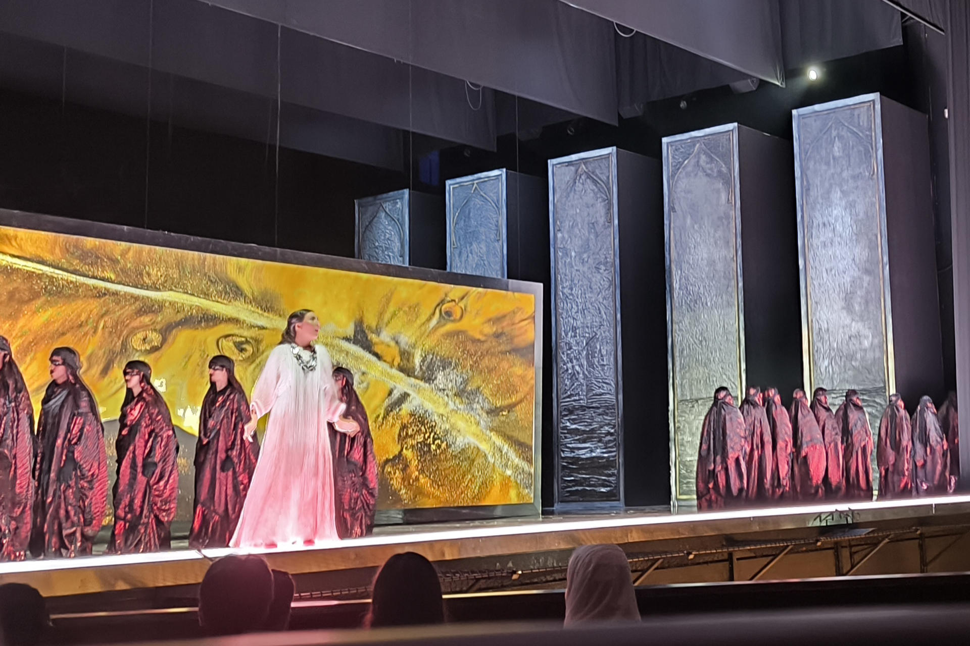 La soprano australiana Amelia Wawrzon en el papel de Afira en la ópera Zarqa al Yamama, la primera producida por Arabia Saudí y la de más grande formato cantada en árabe, en el King Fahd Cultural Center, en Riad. EFE/Isaac J. Martín
