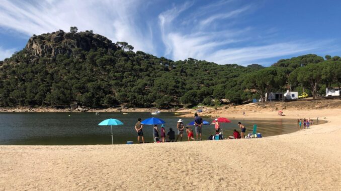 Varios bañistas en el pantano de San Juan en la localidad madrileña de San Martín de Valdeiglesias. EFE/Inés Verdejo
